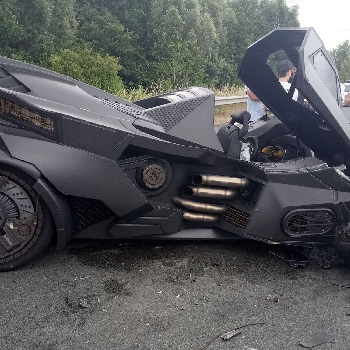 VIDEOS. Téteghem : le Youtubeur Sébastien Delanney crashe une Batmobile à  une sortie de l'A16