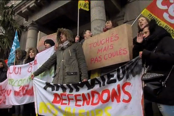 Les salariés des Francas ce mardi devant l'hôtel de ville de Cherbourg