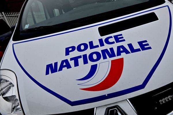 La police a délimité un périmètre de sécurité autour du lieu où le corps a été découvert : une enquête est en cours.