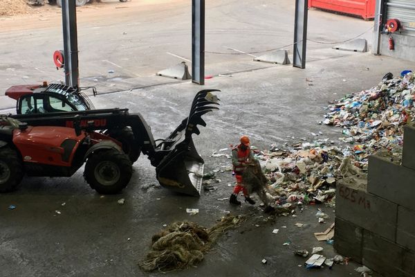 Une pelleteuse face à la montagne des déchets au centre de tri de Manosque (04)