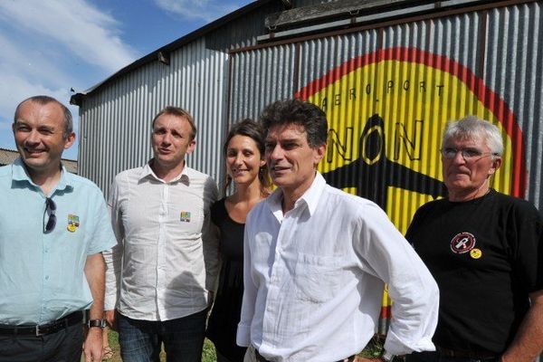 Pascale Chiron entourée notamment de JP Magnen et Pascal Durand, le 07 septembre 2012  sur le site de Notre-Dame-des-Landes