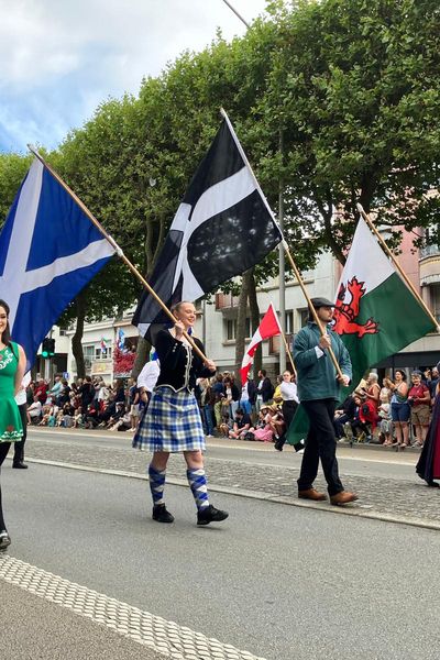 1500 jeunes danseurs et musiciens venus de toute la Bretagne et de nombreuses régions celtes ont participé à la Grande Parade des Nations Celtes.