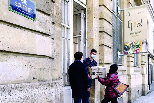 Entrée de l'épicerie Episol, rue Soufflot, dans le Vème arrondissement de Paris. Nicolas Marques/Cithéa