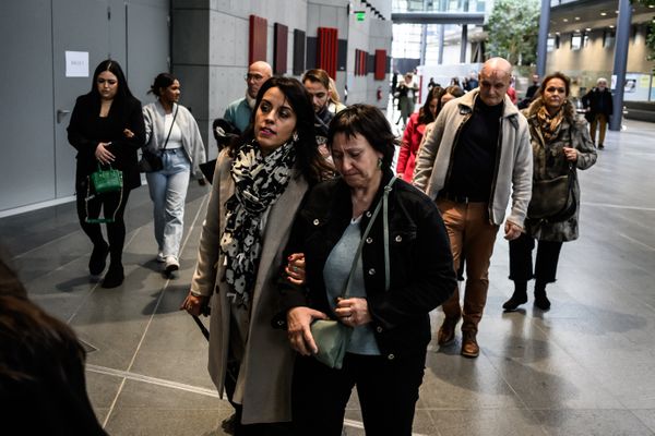 Me Kelly Monteiro (à gauche), le 25 novembre 2024 au palais de justice de Grenoble, accompagnée de la famille de Victorine Dartois.