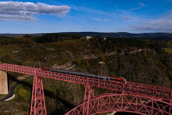 Le train circule à nouveau sur le viaduc de Garabit (Cantal).