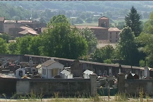 Le cimetière et le village d'Auzat-La Combelle