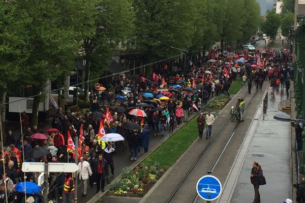 Dans un contexte social tendu, mardi 1er mai, fête du travail, de nombreux défilés étaient organisés partout en France, comme ici à Saint-Etienne.