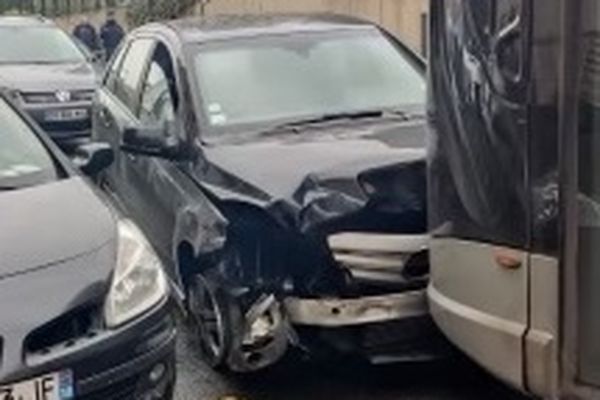 La voiture a percuté un bus rue de Cauchy dans le 15e arrondissement de Paris.