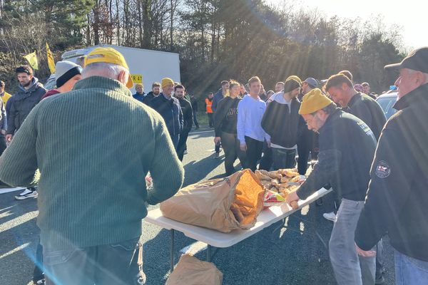 Pique-nique à Châteauroux ce mardi midi pour le convoi parti d'Agen lundi matin.