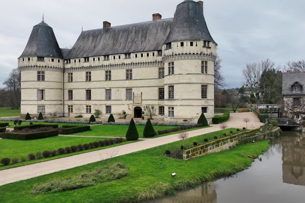 Le château de l'Islette est bordé par la rivière Indre. Autrefois, il était sur une petite île d'où sont nom.