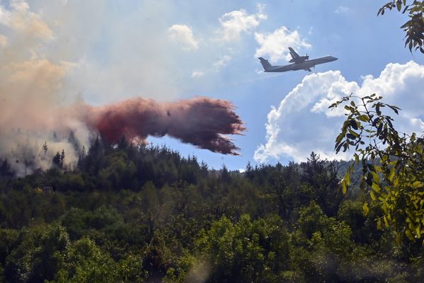 Deux avions de type "Dash" ont effectué plusieurs largages d'eau pour tenter de circonscrire les flammes.