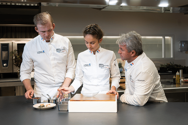 Naïs Pirollet  en cuisine entourée de son coach officiel Edouard Loubet (à droite)  et de son commis Cole Millard (à gauche)