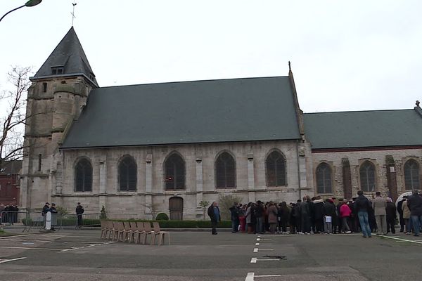 Le premier hommage s'est déroulé sur le parvis de l'église de Sainte-Etienne-du-Rouvray, là où deux terroristes islamistes ont assassiné le père Jacques Hamel, à l'été 2016. 