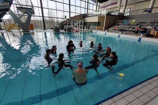 Un entraînement d'apnée dans le petit bassin d'aquapolis Limoges