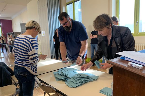 73.12% de participation en Corrèze, 72.32% en Haute-Vienne et 70.63% en Creuse. Les électeurs se sont massivement mobilisés en Limousin pour ce premier tour des élections législatives, bien plus qu’en 2022, entre 15 et 20 points. (photo d'illustration du dépouillement, ce dimanche 30 juin, à la mairie de Guéret)