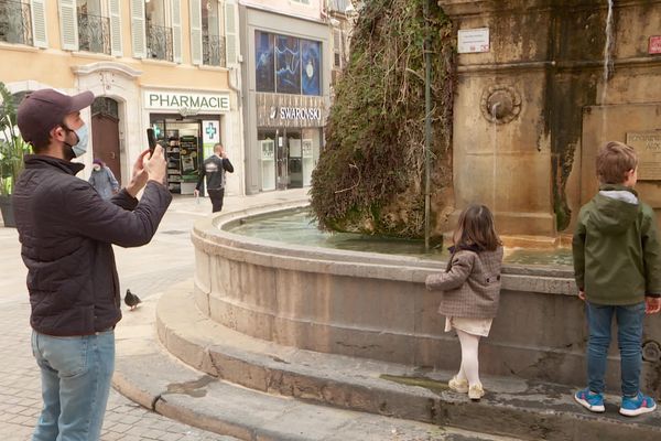 La fontaine de la place Puget à Toulon est devenue une attraction touristique, un oasis autour duquel les passants aiment passer du temps.