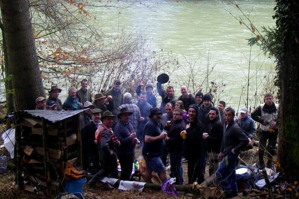 Les pêcheurs de Crotenay au bord de l'Ain. "Une rivière grossie par l’eau de neige avec des conditions de pêche très compliquées. Aucune truite de prise mais comme tous les ans, la convivialité était de mise autour du feu. Heureux comme des poissons dans l’eau ces pêcheurs ! "
