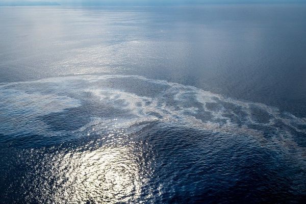 La nappe de pollution causée par la fuite de fuel suite à la collision de deux navires dimanche au nord du Cap Corse s'est étendue, 