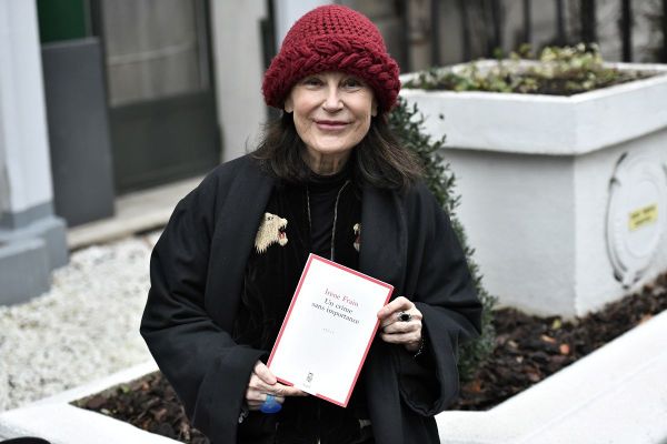 L'écrivaine française Irène Frain lors de la remise du prix littéraire Interallié devant le restaurant fermé Laserre à Paris ce jeudi 3 décembre.
