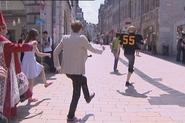 Drôle de défilé dans les rues de Besançon....