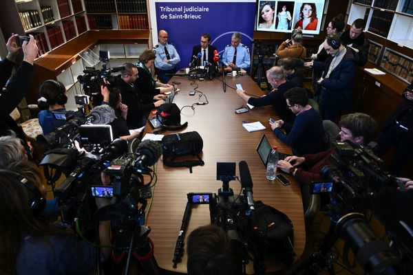 Disparition de Morgane Rivoal à Pabu (Côtes-d'Armor / Cotes d Armor). . Ici les journalistes dans la bibliotheque du tribunal judiciaire suivent la conference de presse du procureur, Nicolas Heitz.