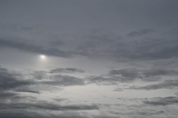 Illustration de ciel voilé par des fumées