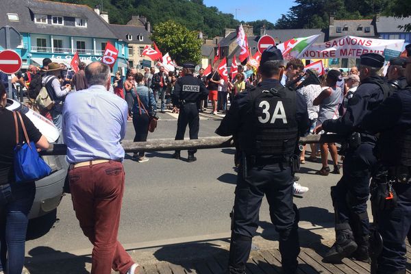 Une centaine de personnes a attendu E.Macron lors de sa venue à  Saint-Brieuc le 20 juin 2018