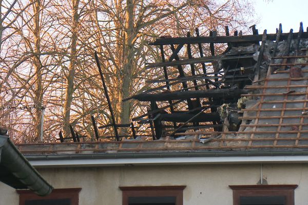 Dimanche 10 janvier, le feu s'est propagé à la toiture de cette maison située à Vauchelles-les-Quesnoy dans la Somme