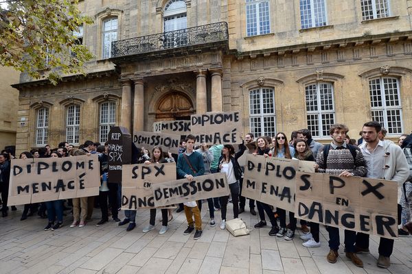 En 2014, lors des révélations de Marsactu, les étudiants de Sciences Po Aix demandaient la démission de Christian Duval, jugeant leur diplôme menacé.