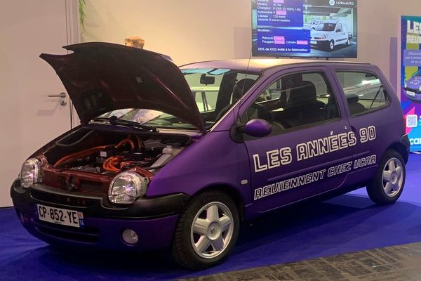 La Twingo Retro Fit de la société normande Lormauto présentée au Mondial de l'Auto 2024 à Paris