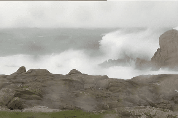 La mer était bien démontée à Saint-Guénolé (29) ce samedi