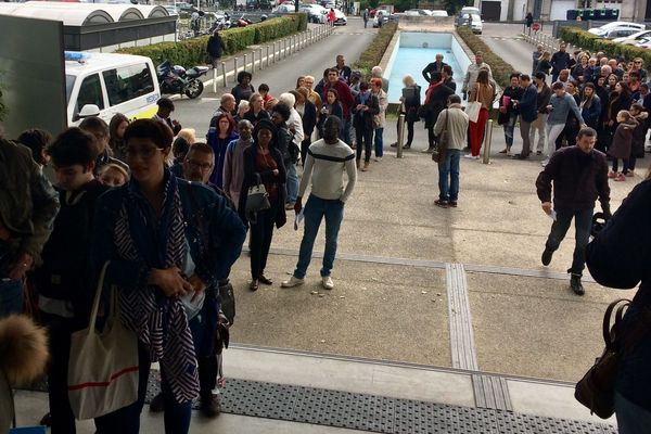 Armés de patience, ces contribuables attendent leur tour devant la cité administrative. 