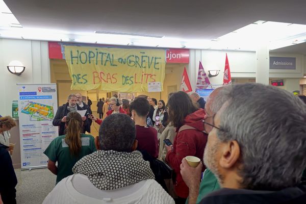 Les soignants de l’hôpital Beaujon de Clichy-la-Garenne, en grève depuis un mois, dénoncent des conditions de travail très dégradées.