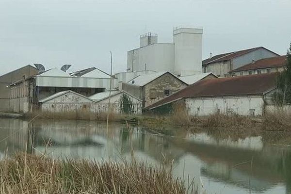 Alors qu'elle n'a pas encore tout à fait fermé, la sucrerie ressemble déjà à une friche industrielle.