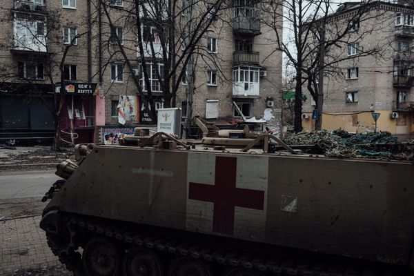 Dans le centre-ville de Bakhmut, un blindé américain des années 60 en position pour venir secourir les soldats blessés au front.