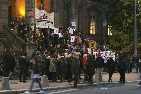 A l'initiative du Collectif Chabatz d'entrar, plusieurs dizaines de manifestants se sont rassemblés, ce jeudi 9 février 2017, devant l'ancien Palais de Justice de Limoges.