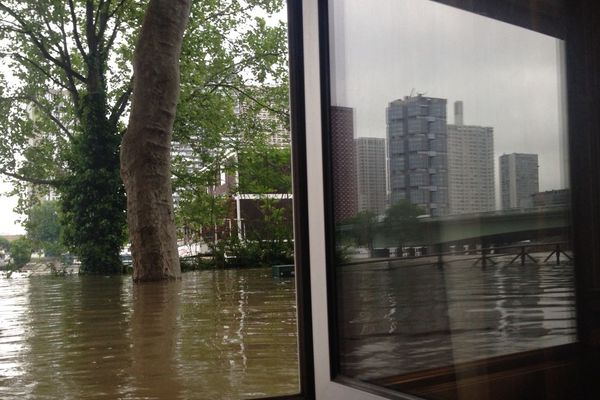 Image saisissante prise d'un logement donnant sur les berges de la Seine, vendredi matin, dans le 16ème arrondissement, à Paris.