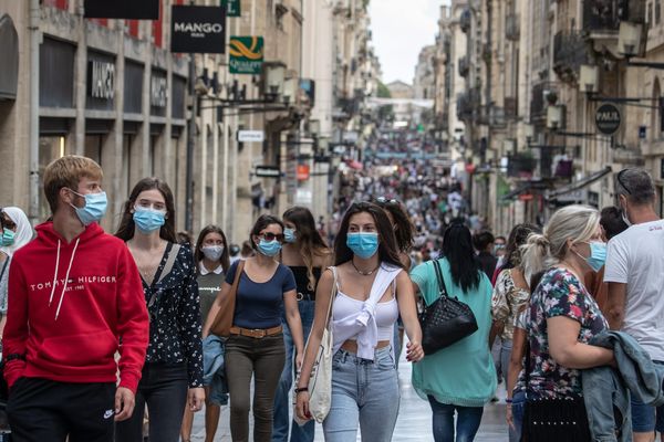 Le port du masque est devenu la norme dans de nombreux lieux publics comme ici dans la rue Sainte Catherine à Bordeaux.