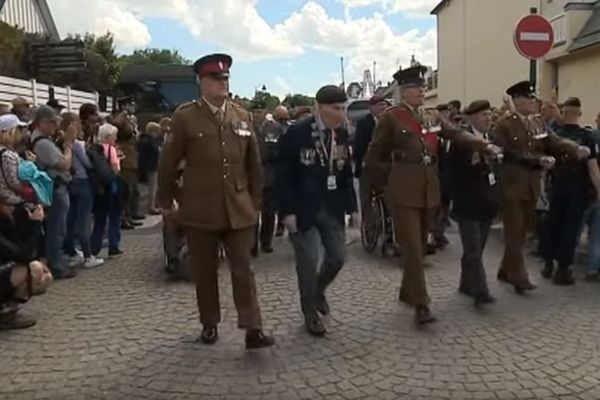 Les vétérans britanniques ont défilé dans les rues d'Arromanches, le 6 juin 2019.