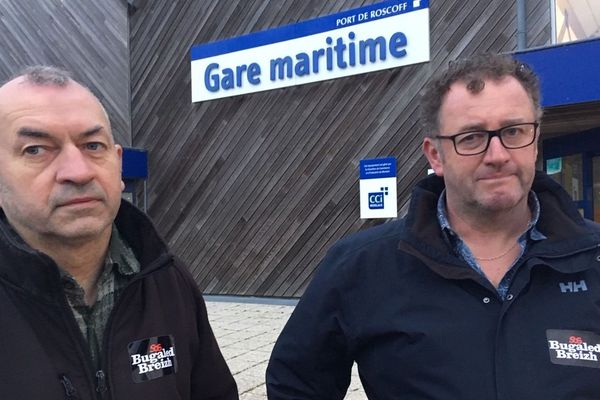 Yves Crosnier, membre de l'association SOS Bugaled Breizh et Thierry Lemétayer, fils du mécanicien mort dans le naufrage du chalutier finistérien en 2004, à leur arrivée à Roscoff en provenance de Truro en Angleterre