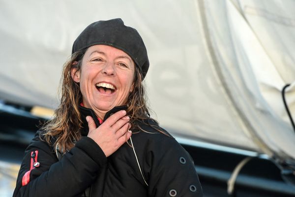 La skipper Alexia Barrier à l'arrivée du Vendée Globe aux Sables-d'Olonne, en février 2021 sur son Imoca 60