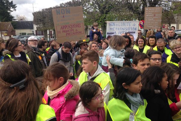 Manifestation contre le projet d'installation d'une unité de méthanisation à Ivry-le-Temple, fin avril 2016. 