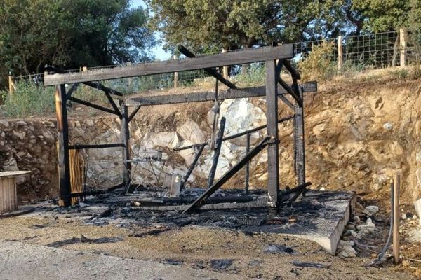 Située à l'entrée de la piste menant à Saleccia, la guérite a été détruite par les flammes le 17 juillet 2023.