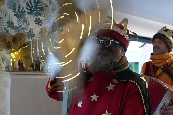 Balthazar brandit l'étoile qui tourne. La tournée des rois mages à Saint-Jans-Cappel, une tradition plus que centenaire, remise au goût du jour il y a une vingtaine d'années.