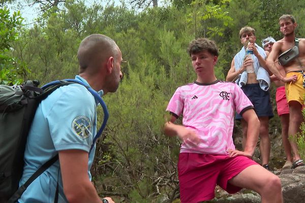 Ce 5 août 2024, des gendarmes contrôlent des groupes au niveau des canyons de Pulischedda, de la Vacca et de Purcaraccia, dans le massif de Bavella en Corse du Sud, pour faire respecter un arrêté municipal qui impose d'être accompagné d'un guide agréé.