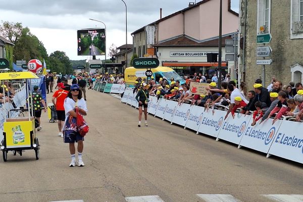 Distribution de boissons avant le passage du peloton.