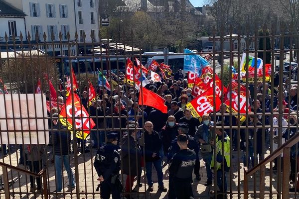 Anciens salariés et syndicalistes de la la SAM devant le tribunal de Rodez.