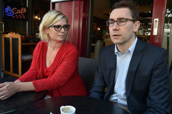 Les chefs de file, candidats du Parti de Gauche aux régionales pour le Nord Pas-de-Calais Picardie, Marie-Laure Darrigade et Laurent Matejko.