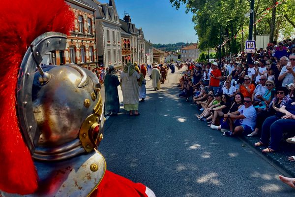 Ils étaient nombreux, installés dans les rues de la cité gantière, à assister au passage de la procession historique.