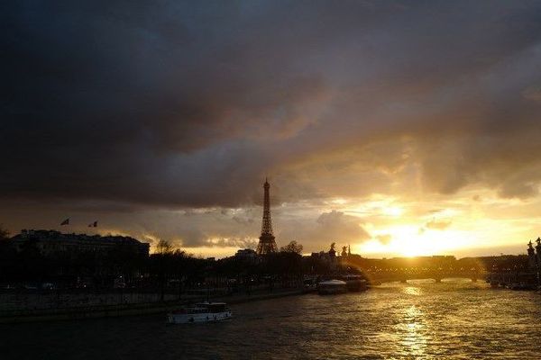 La Tour Eiffel sera plongée dans le noir à 20h30 précises. 